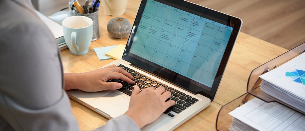 unrecognizable-businesswoman